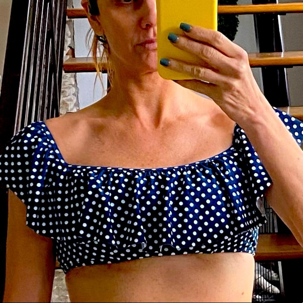 Cabana del Sol NWOT navy Polkadot ruffle bikini top- 34 A-D